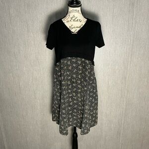 Slate & Willow Black and White Floral Mini Maternity Dress Size Small
